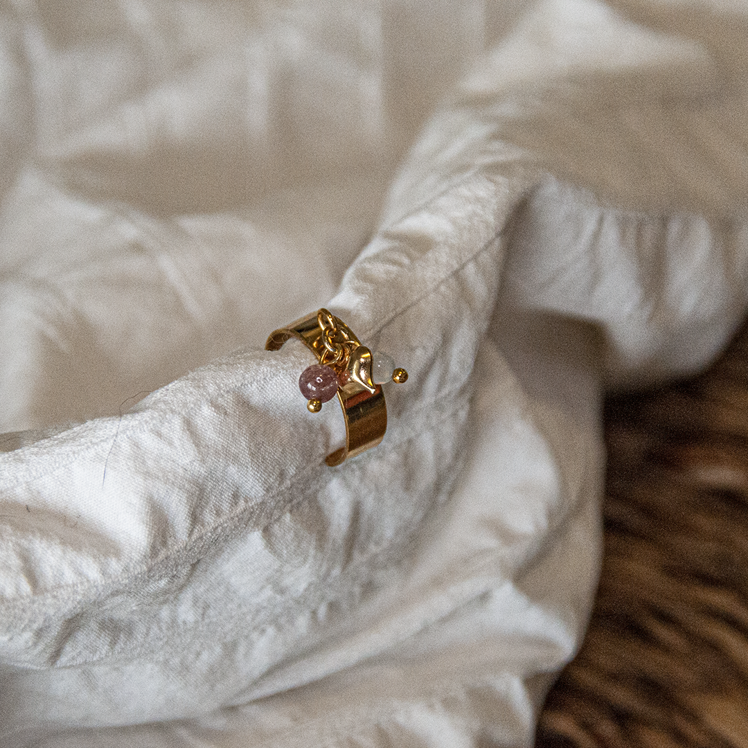 Bague en acier inoxydable doré avec une breloque coeur et des perles de quartz fraise et opaline